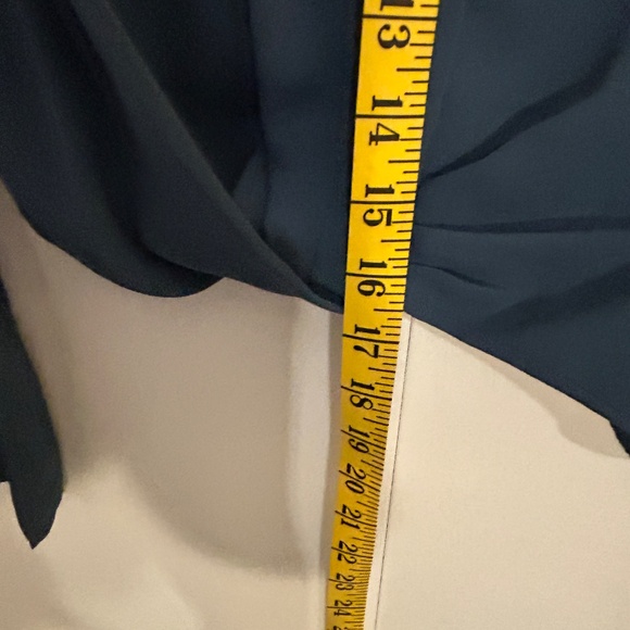 Dynamite Size XS NWT Long-sleeve Front twist Crop Top - Picture 3 of 9